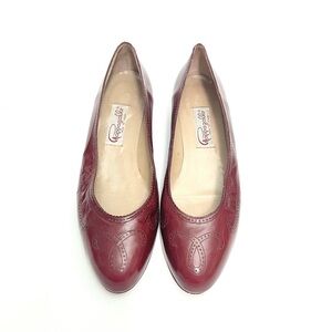 Vintage 1980s maroon leather brogue scalloped kitten heels